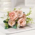 Primo piano dei dettagli del bouquet di fiori di peonia artificiale per decorazione. - Rosa Champagne
