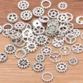 Primer plano detallado de varios engranajes de aleación steampunk mini para joyería artesanal - A Plata Antigua 100g / 100 g