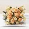 Vista dettagliata del bouquet di fiori artificiali di garofano e lillà per decorazioni. - Champagne