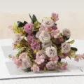 Bellissimo bouquet di fiori artificiali garofani lillà per decorazione casa dettaglio. - Viola