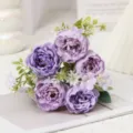 Vista dettagliata di un mazzo di fiori di peonia artificiale viola per decorazione. - Viola