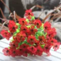 Vista dettagliata del bouquet di fiori artificiali con petali rossi per la decorazione. - Rosso