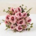 Bouquet di fiori di rose in seta artificiale, ideale per una elegante decorazione. - colore fagiolo rosso