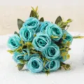 Vista dettagliata di un bouquet de rose blu artificiali per la decorazione domestica. - Blu