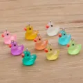 Petits pendentifs canard en résine colorée avec anneaux métalliques, parfaits pour les bijoux DIY. - Canard de Dessin Animé (26K13) / 10 Pièces/Pack / Couleur Bonbon