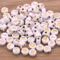 Perles de lettres en acrylique blanches perles alphabet rondes pour bijoux DIY 100pcs - Blanc avec Lettres Dorées (1) / Pack de 100