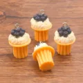 Miniature breloque cupcake myrtille en résine, joli pendentif DIY pour collier et accessoire de sac. - Style 11