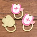 Pendentif charme stéthoscope médical émaillé DIY pour projets de bijoux artisanaux uniques. - Stéthoscope/Dossier Médical No. 6 (6) / 1 Pièce (21x31mm) / Rose