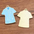 Pendentif en alliage émaillé blouse de médecin DIY accessoires de bijoux pour artisanat. - Style Blouse Blanche (15) / 1 Pièce (28x36mm) / Bleu