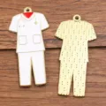 Pendentif émail alliage tenue médicale accessoire bijoux DIY pour artisanat et colliers faits main. - Style Uniforme Médical (16) / 1 Pièce (22x45mm) / Rouge
