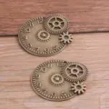 Primo piano dettaglio pendente metallo ingranaggio orologio steampunk, bronzo per bigiotteria. - Bronzo Antico