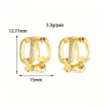 Close-up detail van 14K vergulde zirkoon oorbellen met gedraaid touw en bloemvormig design. - Gedraaide Geometrische Stijl (P31571) / 14K goud