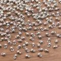 Silberne Ösenkugeln, DIY-Legierungs-Schmuckperlen, Abstandshalter für handgemachtes Handwerk. - 1 Stück (3x5mm) / Weiß K/Silber