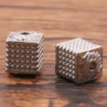 Ανοξείδωτο τετράγωνο χάντρα κύβου DIY χειροποίητο αξεσουάρ κατασκευής κοσμημάτων. - Στυλ Τετράγωνο Με Υφή (Αρ. 70-2) / 8*8*9.5mm / Χρώμα Ατσαλιού