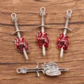 Ciondolo in metallo cuore pugnale teschio smalto rosso vintage per collana orecchini fai da te - Ciondolo Pugnale Teschio Smaltato Rosso N. 1 (13X49mm)