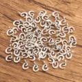 Breloques lettres argentées en alliage pour fabrication de bijoux et accessoires DIY. - Lettre C