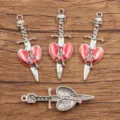 Ciondoli in lega teschio pugnale cuore rosso gotico per collana orecchini creazione di gioielli - Ciondolo Cuore Trafitto Teschio Smaltato Rosso N. 2 (18X52mm)