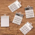 Breloques en alliage calculatrice argentée pour bijoux DIY, pendentifs scolaires mignons. - Style Calculatrice