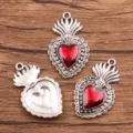 Pendentifs bijoux cœur gothique vintage en alliage, argent antique et émail rouge pièces. - 22x35mm