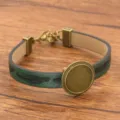 Grünes PU-Leder DIY Tablett Armband mit antiker Bronzelünette und Feder-Muster Druck Variante. - 18mm Tablett Antikbronze / Grün