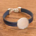 Minimalistisches blaues PU-Lederarmband mit silberner Legierungsschale, stylisches DIY Schmuckstück. - Antiksilber-Stil / 24mm Tablett / Blau