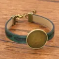 Grünes PU-Lederarmband mit Vintage Bronze Einfassung Tablett Feder Muster DIY Schmuck - 24mm Tablett Antikbronze / Grün