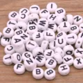 Perles alphabet rondes blanches en acrylique pour bijoux DIY, separateurs de lettres. - Blanc avec Lettres Noires (2) / Pack de 100