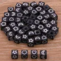 Perles en acrylique carrees noires avec motifs etoile lune coeur, ideal pour bijoux DIY. - Cube Noir avec Icônes Blanches (4) / Pack de 100