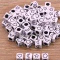 Perles intercalaires carrees en acrylique blanc avec motifs coeur etoile lune fleur pour bijoux - Cube Blanc avec Icônes Noires (5) / Pack de 100