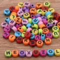 Perles de lettres en resine acrylique coloree melangees pour fabrication de bijoux enfants DIY. - Perles Alphabet Multicolores (7) / Pack de 100