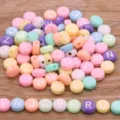 Perles de lettres en resine acrylique colorees pour fabrication de bijoux et bracelets DIY. - Style Alphabet Rond Plat (10) / Pack de 100 / Mélange Multicolore