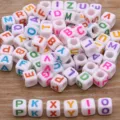 Perles de Lettres en Acrylique Colorées DIY Cubes Alphabet pour Bijoux Enfants - Style Cube Alphabet (13) / Pack de 100 / Mélange Multicolore