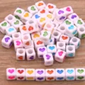Perles cubiques en acrylique coloré en forme de cœur pour bijoux d'enfants faits main. - Style Carré à Motif Cœur (14) / Pack de 100 / Mélange Multicolore