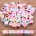 Perles d'espacement en resine acrylique coloree carre avec motif etoile coeur 100pcs - Style de Perles Carrées Imprimées (16) / Pack de 100 / Mélange Multicolore