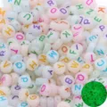 Perles alphabet lumineuses acryliques colorées en gros pour la création de bijoux DIY. - Style Alphabet Lumineux (17) / Pack de 100 / Mélange Multicolore