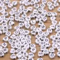 Perles de lettres en forme de cœur en résine acrylique colorées DIY bijoux faits à la main - Perles Alphabet Cœur Blanches avec Lettres Noires (30) / Pack de 100