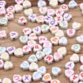 Perles de lettres en coeur résine acrylique multicolore DIY loisirs créatifs bijoux - Perles Alphabet Cœur Blanches avec Lettres Colorées (31) / Pack de 100