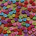 Perles de lettre en cœur acrylique couleur mélangée, perles intermédiaires pour bijoux DIY. - Perles Alphabet Cœur Lumineuses de Couleur Mixte (33) / Pack de 100