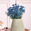 Bouquet di fiori artificiali blu con vaso in ceramica verde per decorazione casa ufficio. - Blu