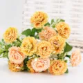 Bellissimo mazzo di fiori di lilla artificiali gialli per decorazione, composizione. - Giallo