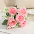 Vista dettagliata di un mazzo di rose artificiali rosa per decorazioni domestiche. - rosa scuro