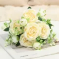 Primo piano di un bouquet di rose e peonie artificiali, perfetto per decorare casa o matrimoni. - Giallo