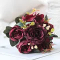 Primo piano di un bouquet di rose artificiali rosso scuro che mostra dettagli di texture. - Borgogna