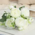 Bouquet di rose bianche artificiali fiori finti vista di dettaglio per matrimoni - Bianco