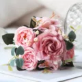 Squisito bouquet di fiori artificiali rosa peonia per decorazioni domestiche, dettaglio floreale. - Rosa