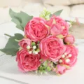 Bouquet di rose artificiali rosa con foglie verdi, ideale per la decorazione domestica. - Rosso rosa