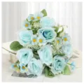 Bouquet di rose artificiali con piccole margherite, piante finte per decorazione di nozze. - Blu