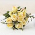 Bouquet di rose in seta artificiale, fiori finti gialli vintage per decorazione. - Giallo