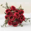 Primo piano dettagliato del bouquet di rose in seta artificiale rossa per decorazione domestica. - Borgogna