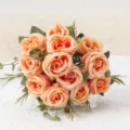 Primo piano bouquet di rose pesco artificiali dettaglio fiore in seta per decorazione - Giallo Arancio